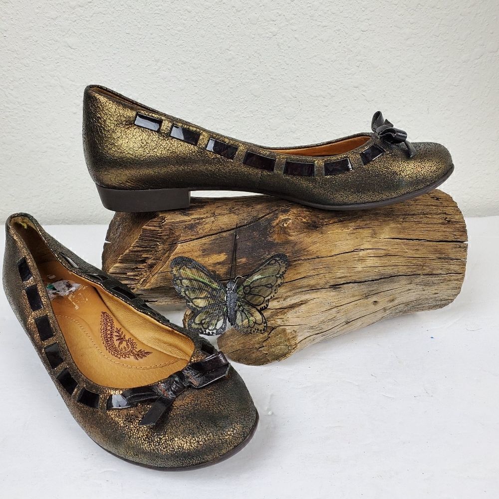 Sofft crackled gold flats with black bow